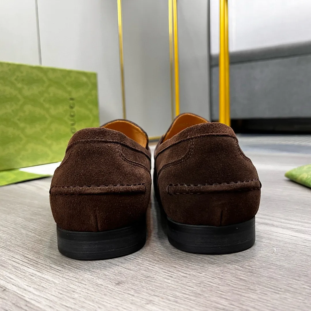 Factory price: 500💰-Gucci men’s formal leather shoes! Genuine molded horsebit, a classic must-have for your shoe cabinet! The feet are particularly delicate! This Gucci original version is a set last, and we are consistent with the counter! Therefore, it is more comfortable in terms of last shape and comfort! Take it to the counter and compare at will! Good shoes are more than just what they make! But grasp the essence from the inside out! Material: Imported first-layer frosted cowhide! Genuine leather outsole imported from Italy, size: 39-44 (38/45 customized, non-refundable)